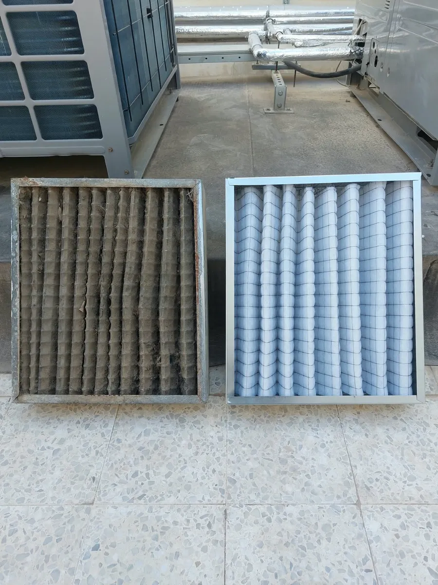 Un filtre à air encrassé posé à côté d'un filtre propre