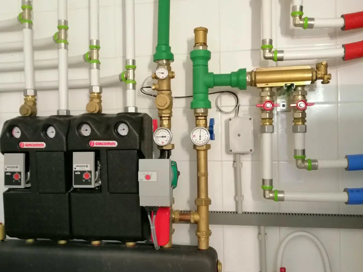 Vannes, thermomètres et raccords en laiton sur les départs d'un local technique