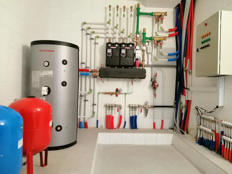 Local technique avec ballon, vases d'expansion et module hydraulique