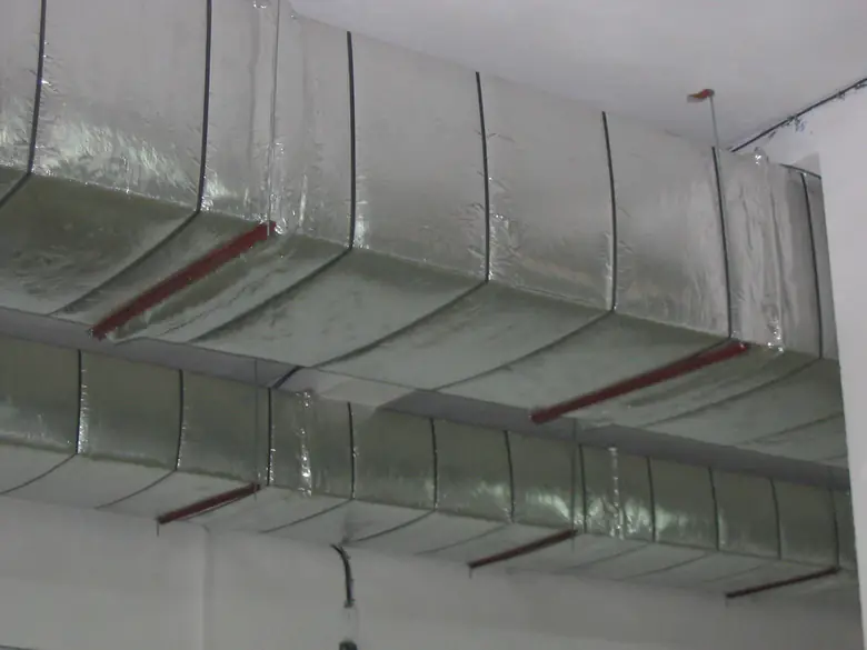 Gaines isolées de traitement d'air au-dessus d'un faux plafond
