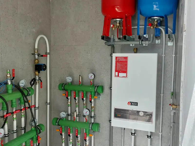 Circuits raccordés aux collecteurs, aller repéré en rouge et retour en bleu