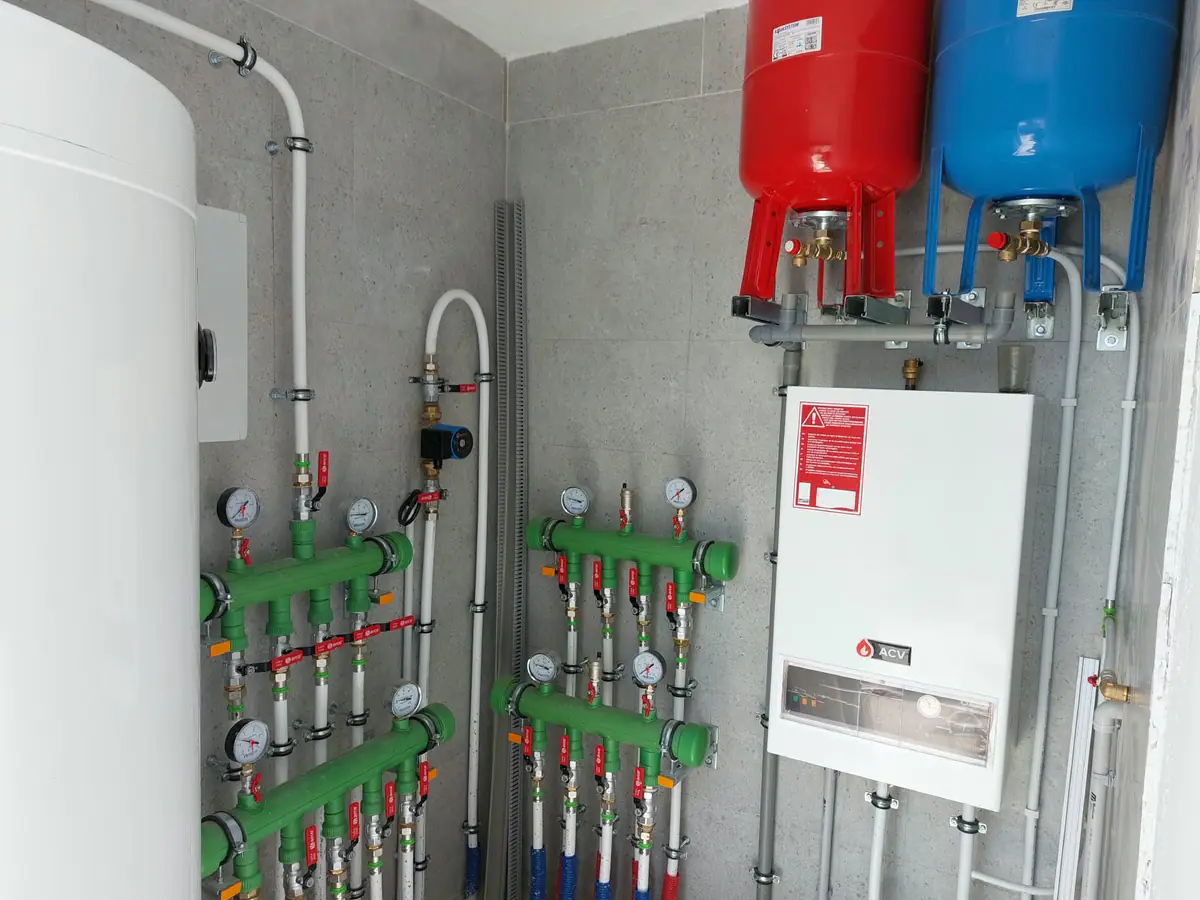 Local technique d'une villa avec les circuits de chauffage raccordés aux collecteurs