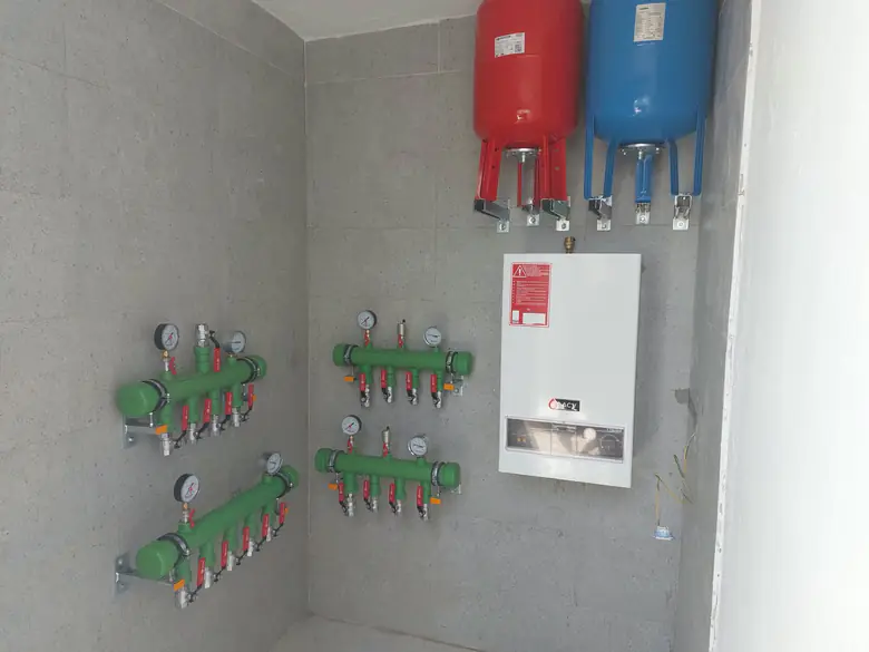 Chaudière murale, vases d'expansion et collecteurs fixés au mur avant raccordement