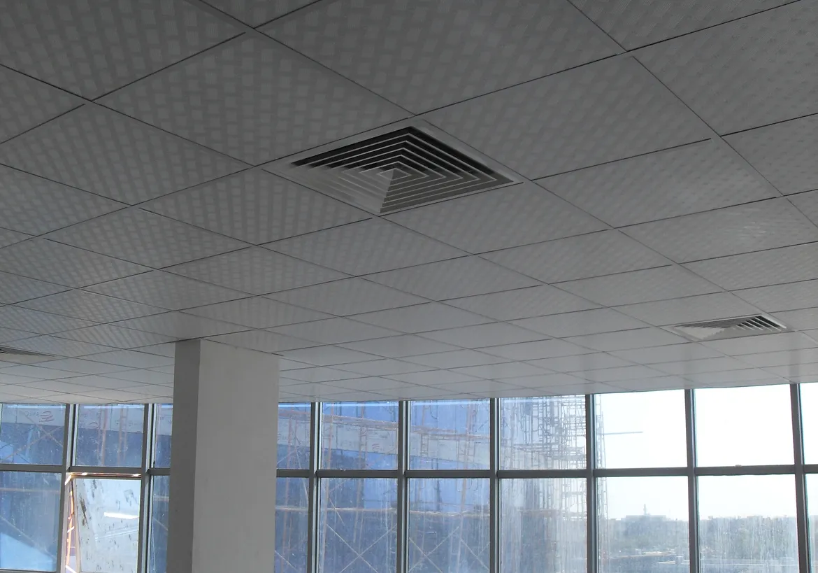 Diffuseurs de soufflage intégrés au faux plafond d'un plateau de bureaux