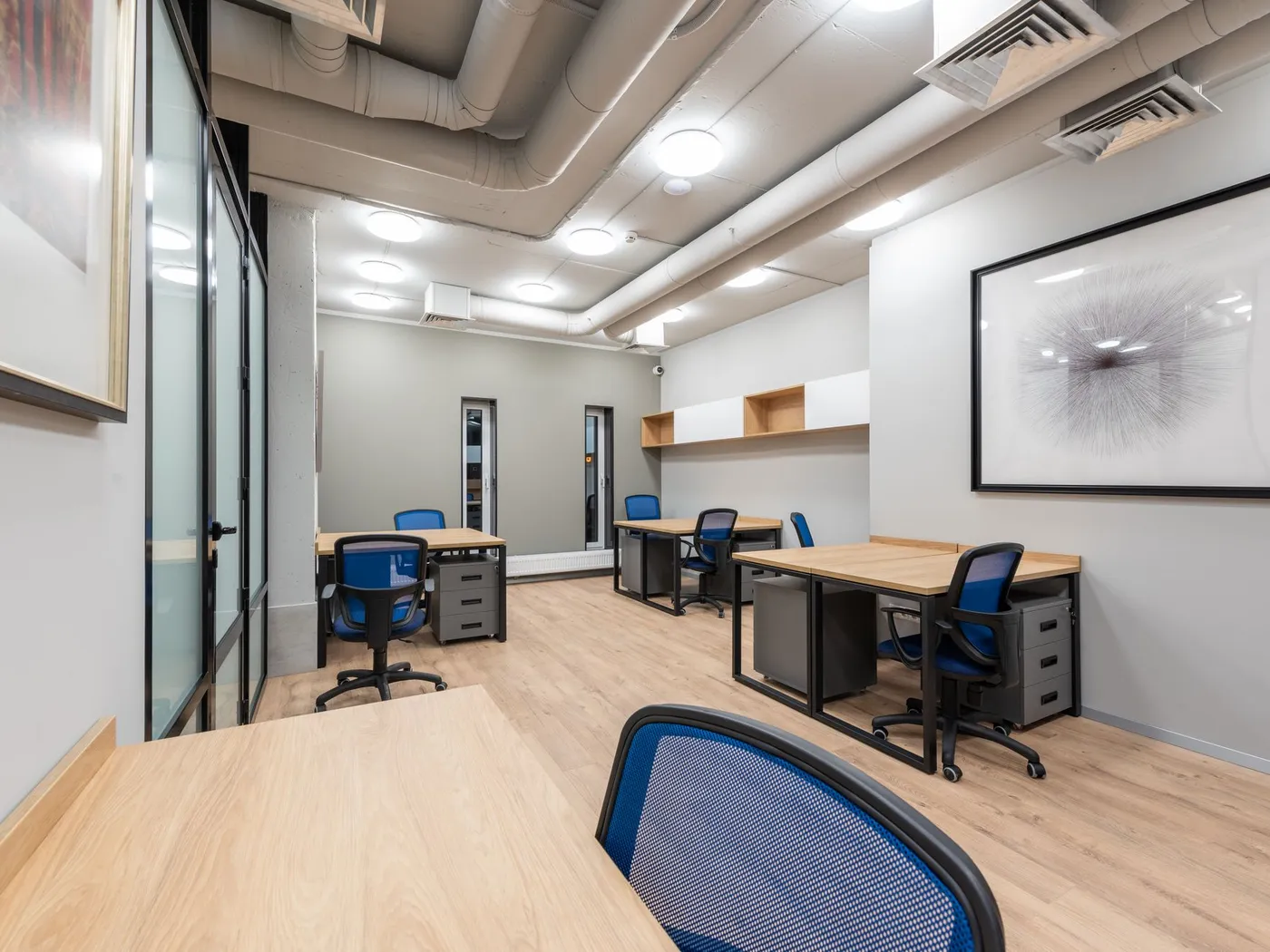 Plateau de bureaux climatisé par des gaines et des grilles de soufflage au plafond