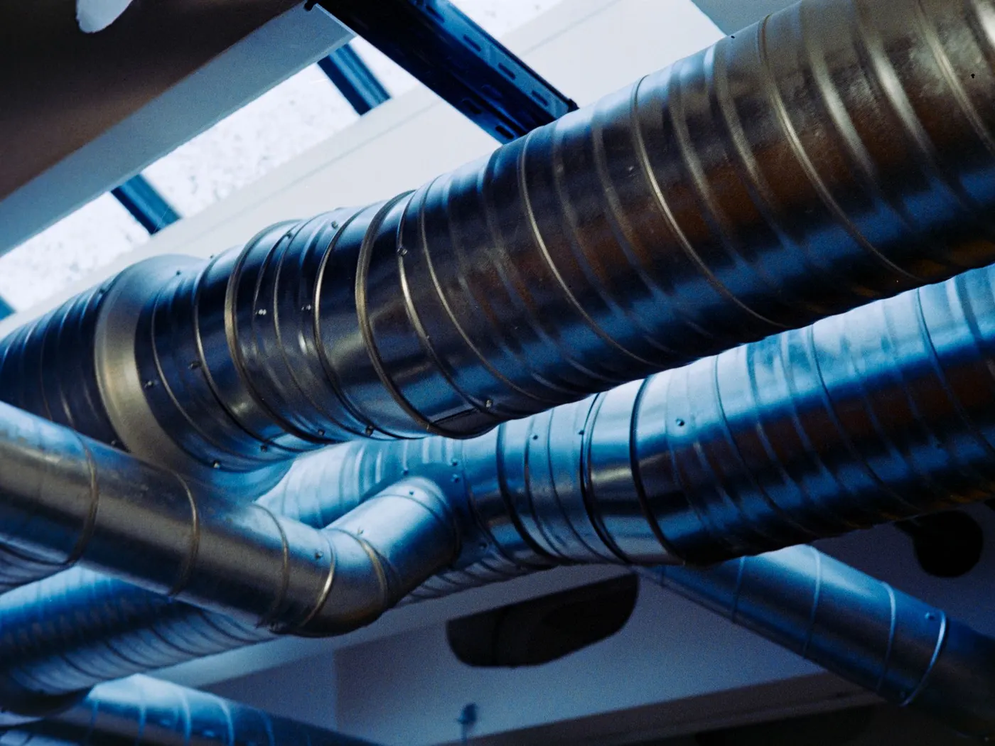 Gaines de ventilation spiralées sous le plafond d'un bâtiment neuf