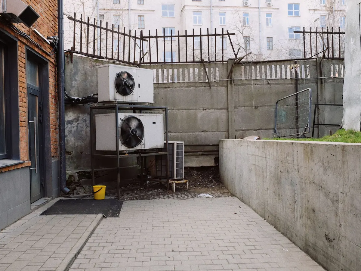 Groupes extérieurs de climatisation dans la cour d'un bâtiment