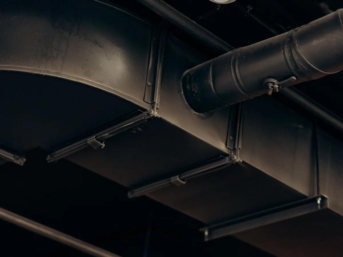 Gaines de ventilation sous le plafond d'un local