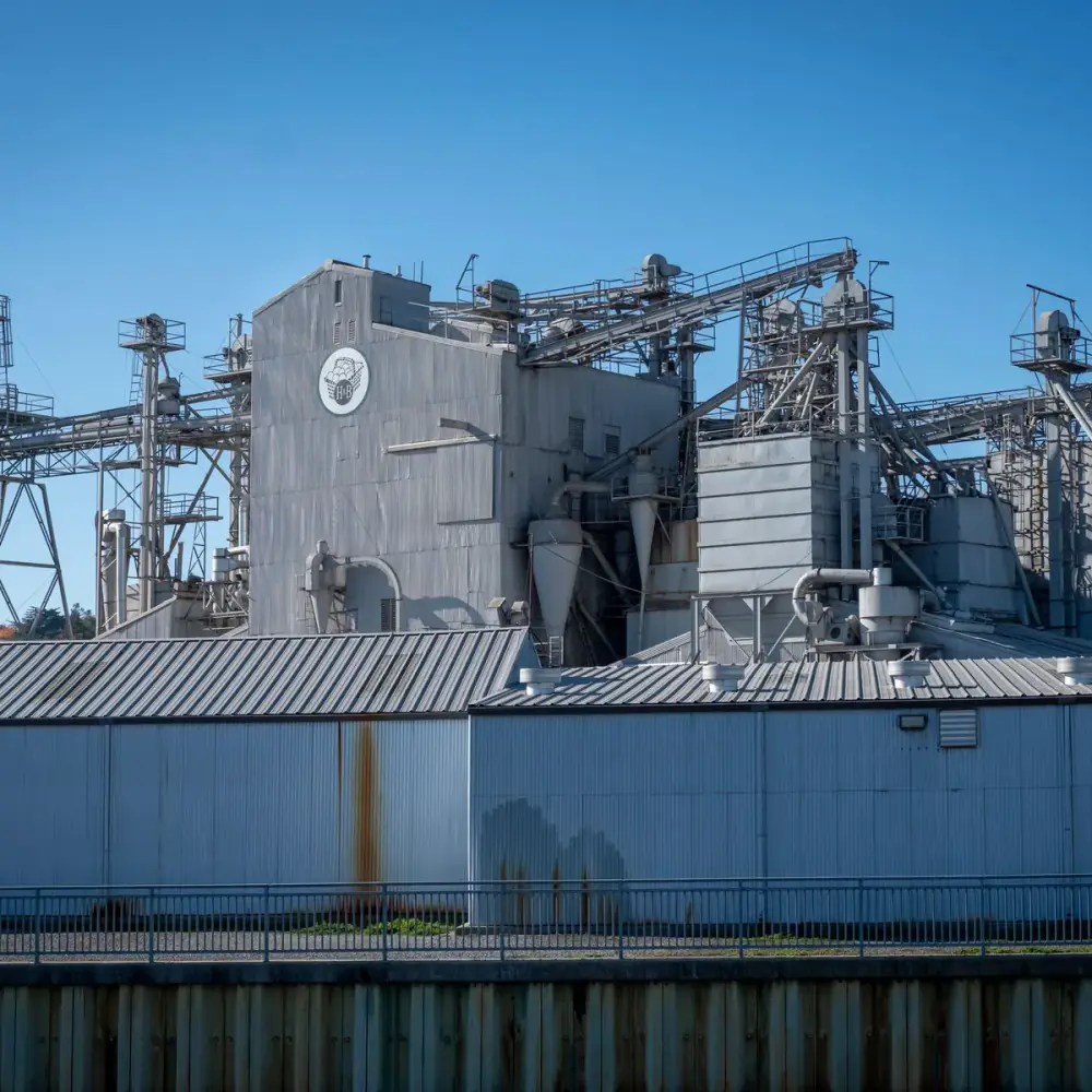 Site industriel avec ses silos et ses bâtiments de production