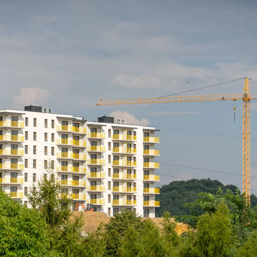 Immeuble de logements en construction avec une grue à tour