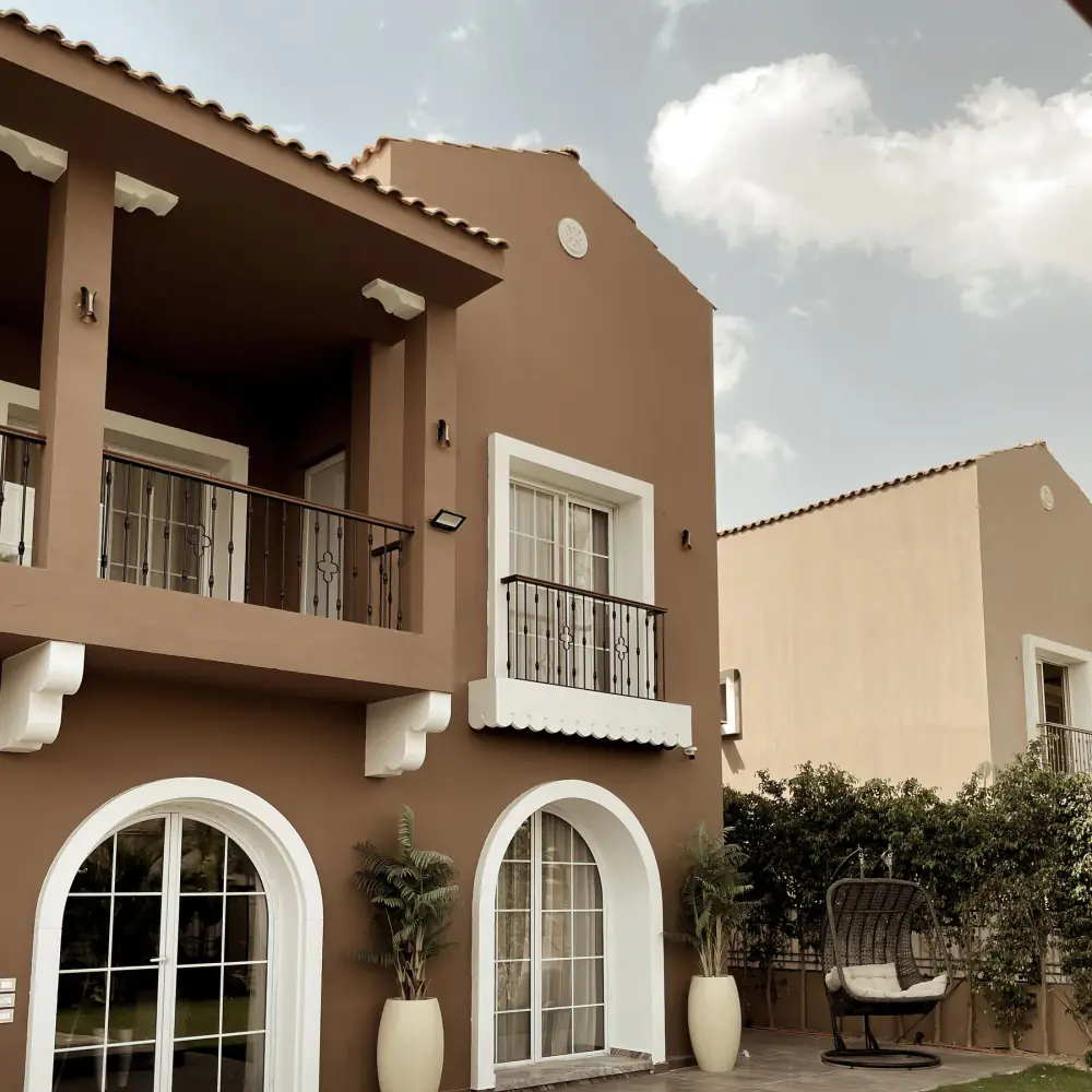 Villa contemporaine avec sa terrasse et ses arcades