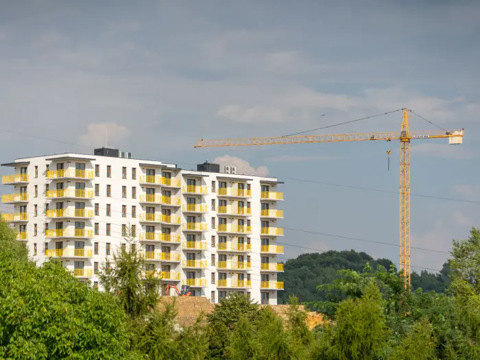 Immeuble de logements en construction avec une grue à tour