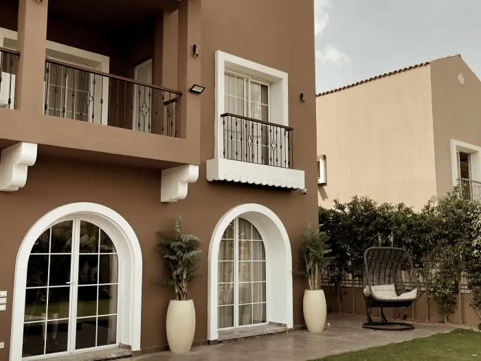Villa contemporaine avec sa terrasse et ses arcades