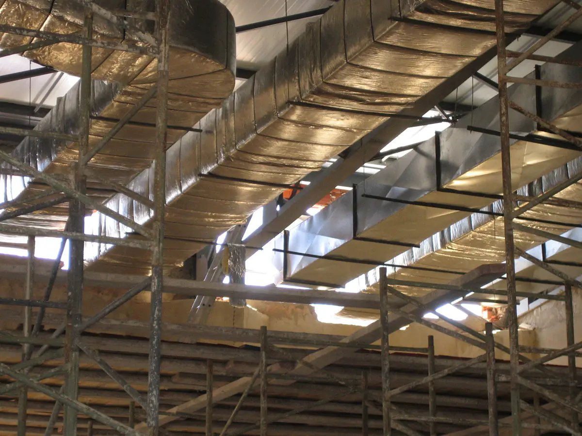 Gaine de soufflage et piquages sous la toiture d'une halle industrielle