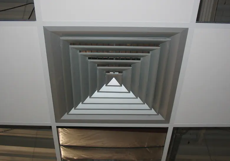 Diffuseur carré de soufflage intégré à un faux plafond